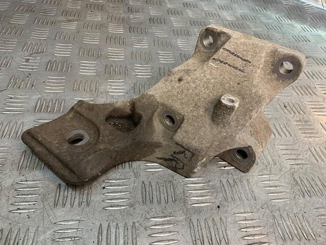 Кронштейн подушки (опори) двигуна, правої KKU500590 LAND ROVER