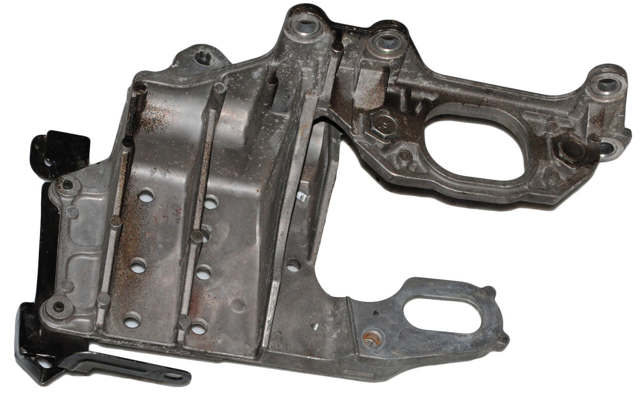 Кронштейн подушки (опори) двигуна, лівої 11254JD000 NISSAN