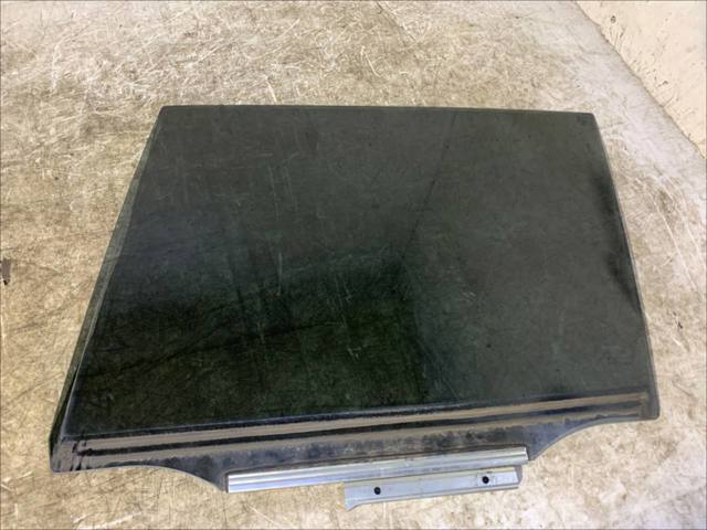 Скло заднє ліве 6810442130 TOYOTA