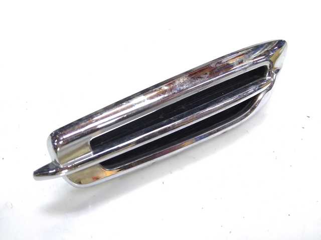 Накладка переднього правого крила 7407A088 MITSUBISHI