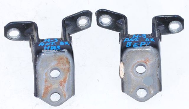 Петля передніх дверей лівих F15158210C MAZDA