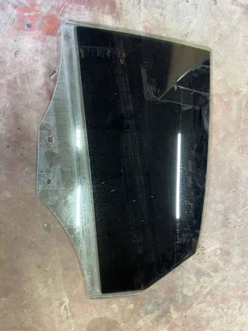 Скло задньої двері лівої 8V5845205 VAG