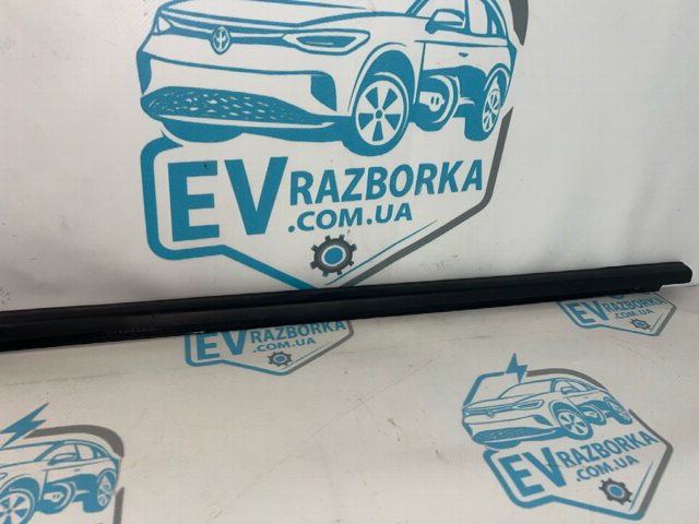 Ущільнювач скла передніх дверей лівої, зовнішній (планка) 11A8374775AP VAG