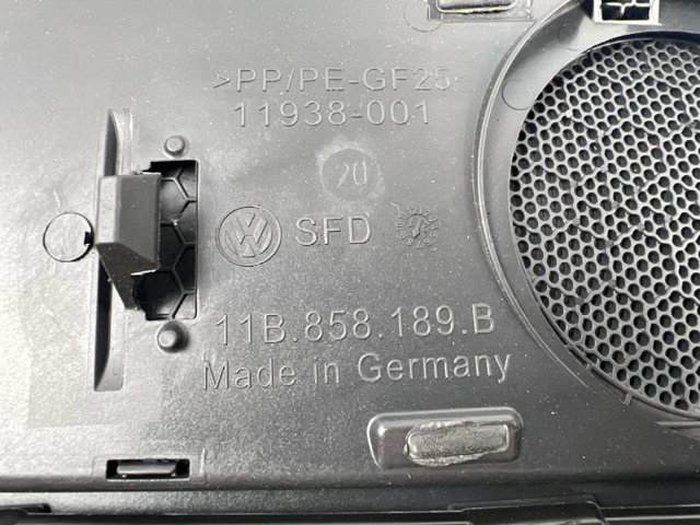 Решітка на "торпедо" обдування лобового скла 11B858189B4PK VAG