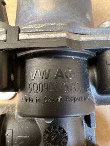 Регулюючий клапан охолоджувальної рідини 5Q0906457C VAG