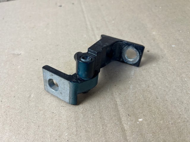 Петля передніх дверей лівих 8V5833403C VAG
