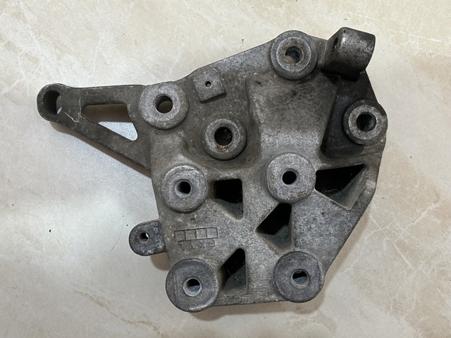 Кронштейн подушки (опори) двигуна, правої 182132 PEUGEOT