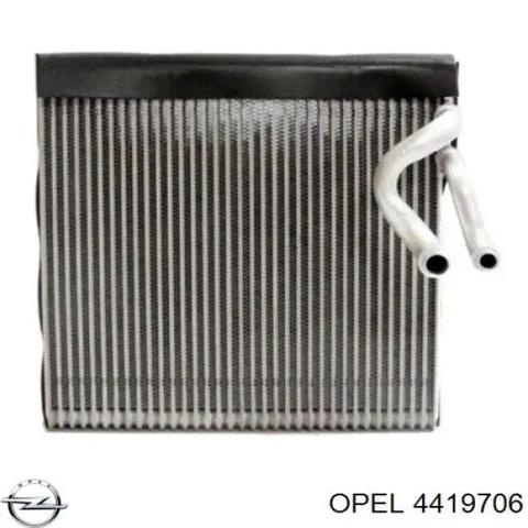 Охолоджувач повітря 4419706 OPEL