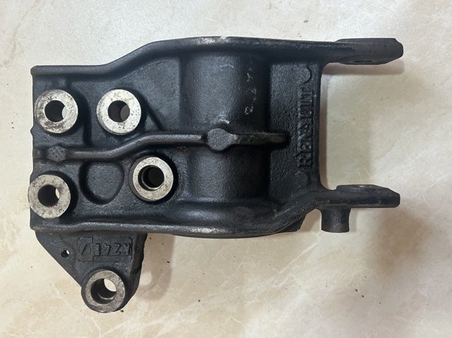 Кронштейн подушки (опори) двигуна, задньої 7700308754 RENAULT
