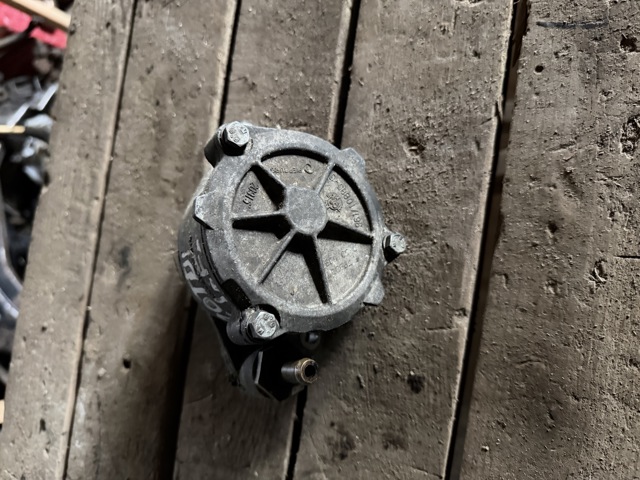Насос вакуумний SQJ100090L LAND ROVER