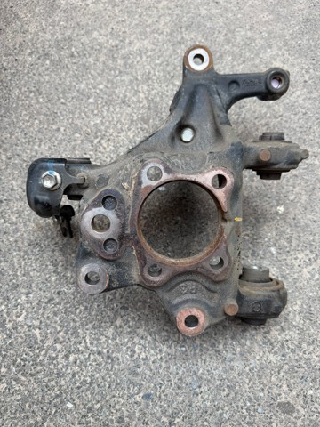 Кулак поворотний правий 4230406270 TOYOTA