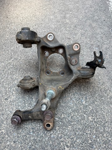 Цапфа поворотна ліва 4230506270 TOYOTA