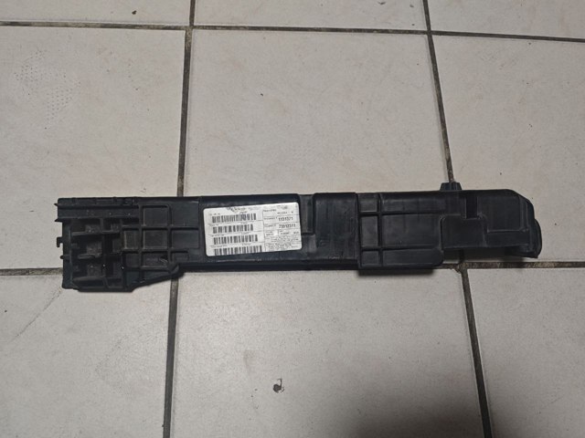 Кронштейн радіатора лівий 17117593838 BMW