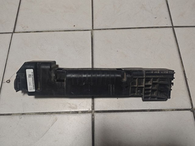 Кронштейн радіатора правий 17117593839 BMW