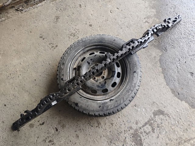 Наповнювач бампера переднього 51119498610 BMW