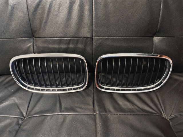 Решітка радіатора права 51137201968 BMW