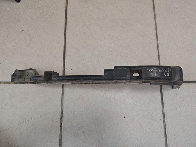 Напрямна заднього бампера, права 7D0807394 VAG