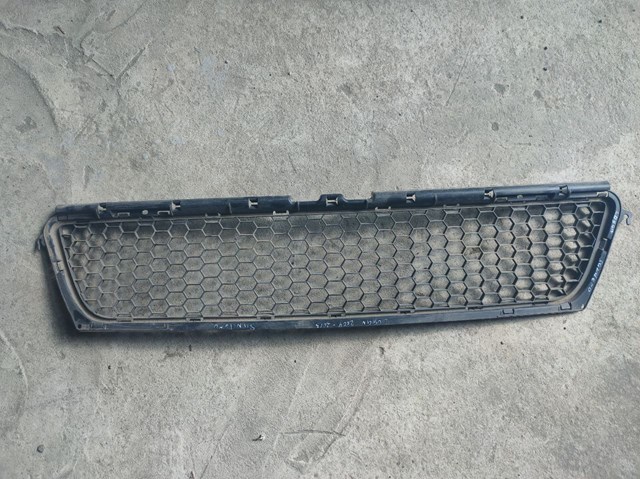 Решітка переднього бампера 8200735103 RENAULT