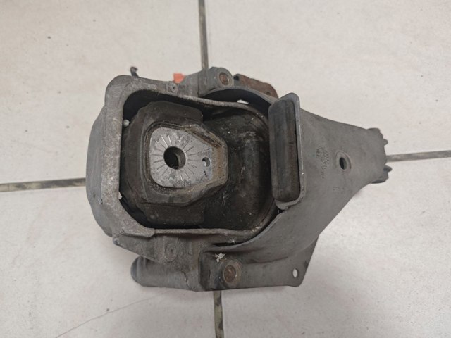 Права подушка мотора 8R0199381B VAG