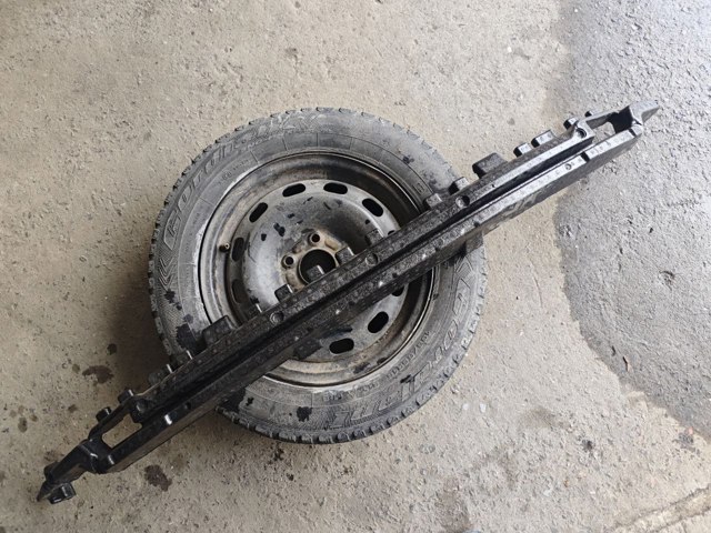 Наповнювач бампера переднього 8W0807550AA VAG