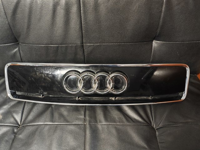 Решітка радіатора Audi A2 8Z0
