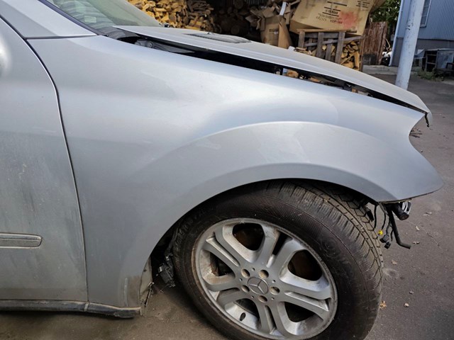 Переднє праве крило A1648810201 MERCEDES