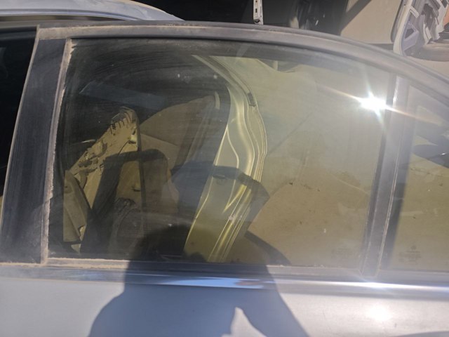 Скло задньої двері лівої A2047350110 MERCEDES