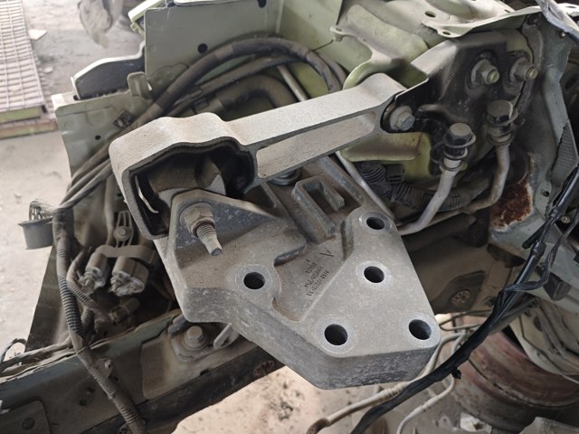Права подушка двигуна LR024729 LAND ROVER