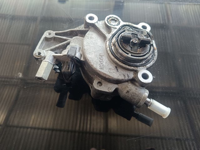 Насос вакуумний LR037627 LAND ROVER