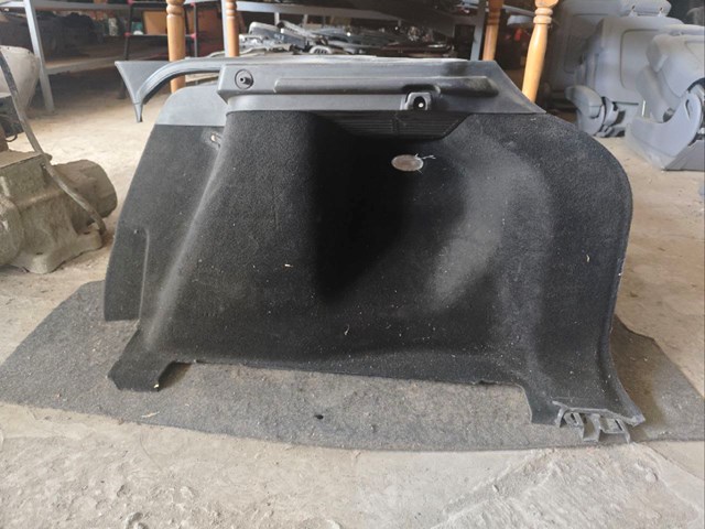 Облицювання багажного відсіку, праве LR041472 LAND ROVER