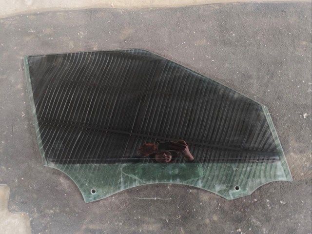 Скло передніх дверей, правих LR044525 LAND ROVER