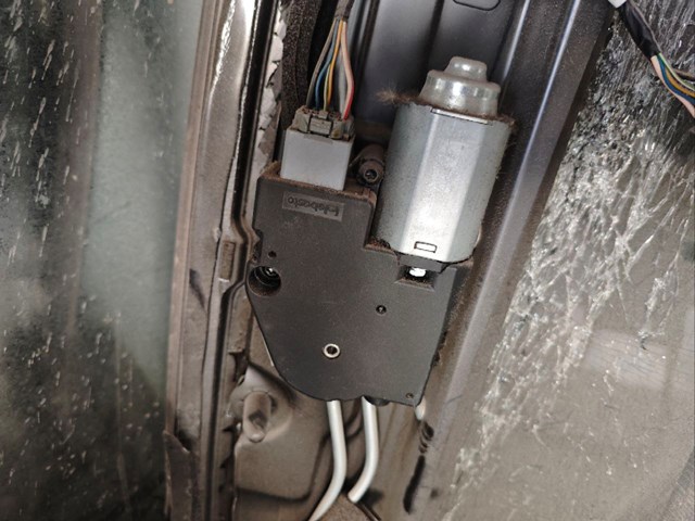 Двигун приводу люка LR064633 LAND ROVER
