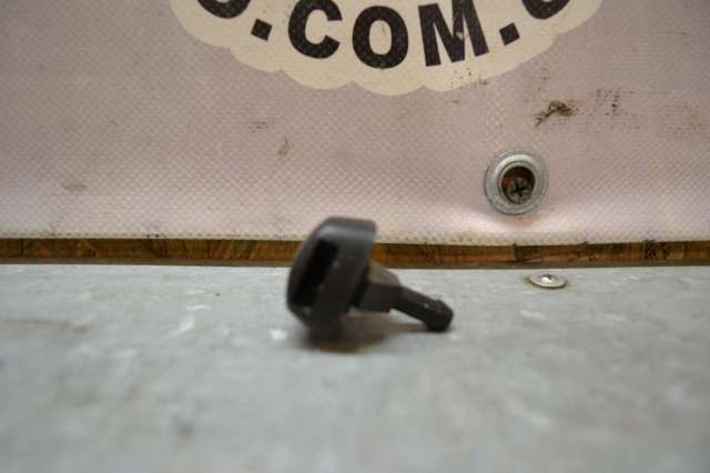 Форсунка омивача скла лобового, права 28932EB300 NISSAN
