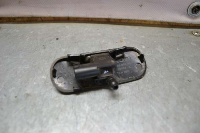Форсунка омивача скла лобового, права 4G0955988 VAG