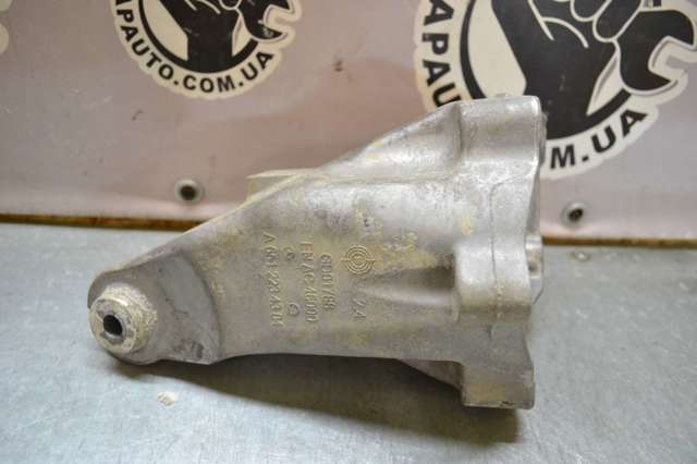 Кронштейн подушки (опори) двигуна, правої 6512234304 MERCEDES