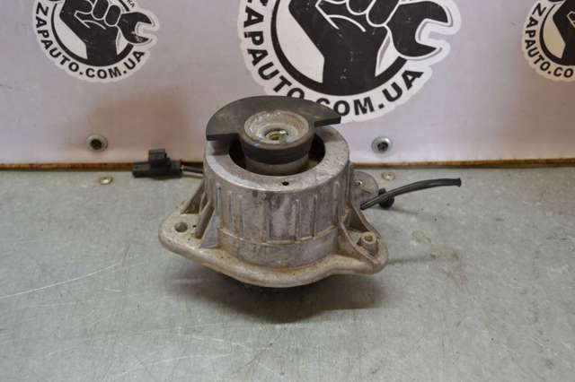 Права подушка мотора A2222407617 MERCEDES