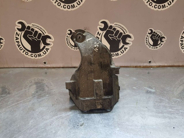 Кронштейн подушки (опори) двигуна, лівої A6512230004 MERCEDES