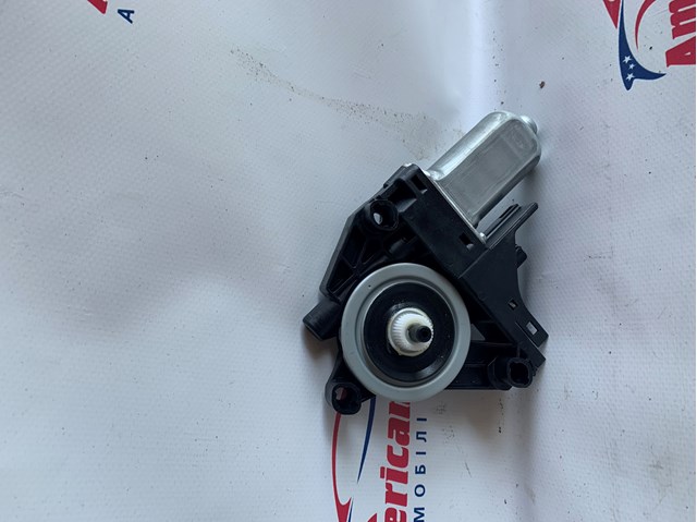 Мотор склопідйомника дверей задніх, правих 931403103 CHRYSLER