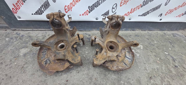 Цапфа поворотна права 6Q0407256AG VAG