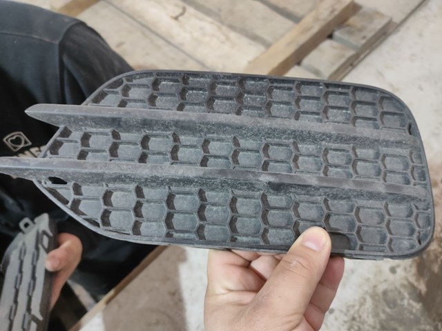 Решітка переднього бампера, ліва 5N0853665F9B9 VAG