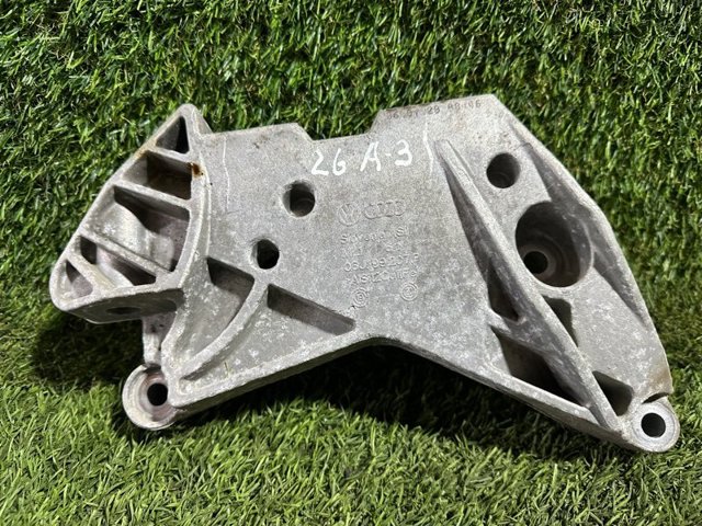Кронштейн подушки (опори) двигуна, правої 06J199207P VAG