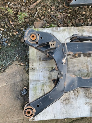 Балка задньої підвіски поперечна 554006RR2B NISSAN