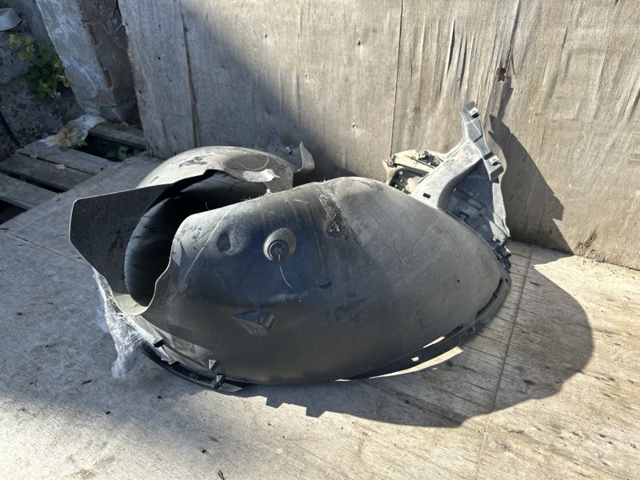 Підкрилок переднього крила, правий 5NA805912AJ VAG