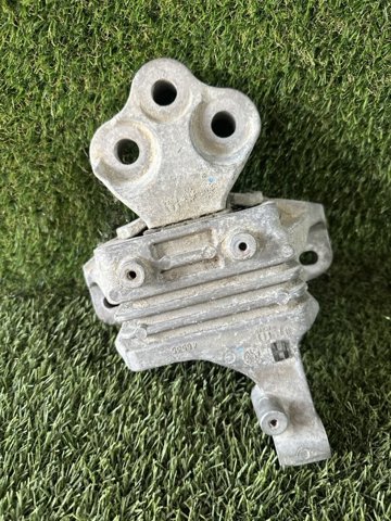 Подушка (опора) двигуна, ліва 68270565AA CHRYSLER