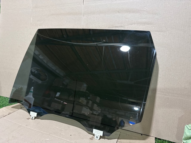 Скло заднє ліве 823015HK0B NISSAN