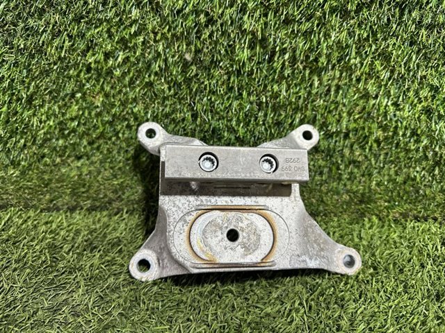 Кронштейн подушки коробки передач 8W0399118C VAG