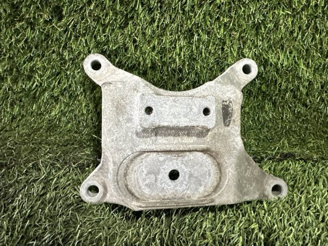 Кріплення подушки коробки передач 8W0399118C VAG