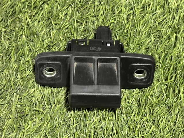 Кнопка приводу замка задньої 3/5 двері (ляди) KB7W624B0 MAZDA
