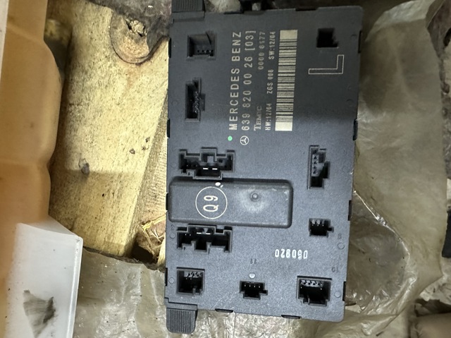 Блок комфорту передніх дверей 6398200026 MERCEDES