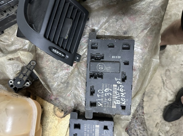 Блок комфорту передніх дверей 6398200326 MERCEDES